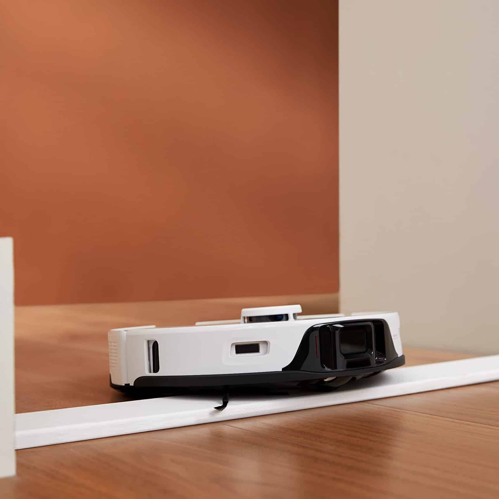 Roborock S8 Pro Ultra е робот прахосмукачка със самоизпразваща се станция и моп, удобен за стопани на кучета, които искат чист дом без косми