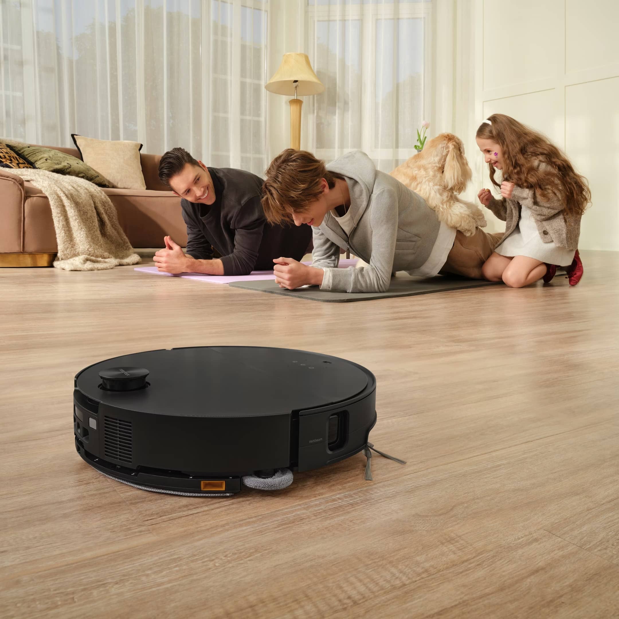 Roborock Saros 10 е премиум робот прахосмукачка с мощност 22 000 Pa, AI навигация и LiDAR, идеален за почистване на кучешки косми в големи домове с домашни любимци